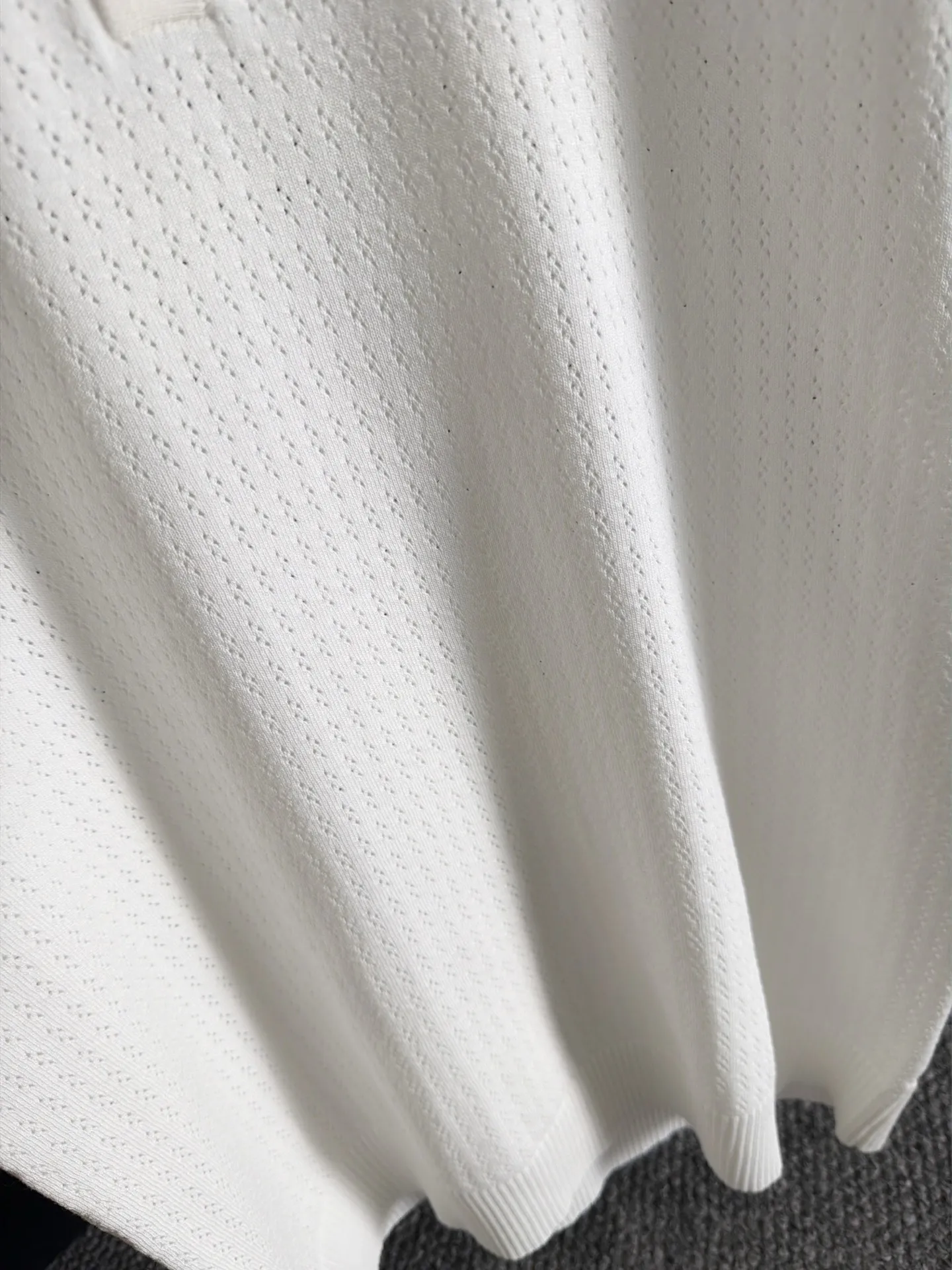 LP high quality Loro Piana 26ss New Arrival men's short-sleeved T-shirt. Made of combed cotton yarn knitted cotton fabric, no pressure when entering and exiting the counter. Exclusive control of raw materials. It feels substantial when weighed, and the upper body is more textured than ordinary T-shirts. This texture can handle the weather easily and is suitable for both hot and cold! Loose fit design, looks noble. The only correct version is available Size: M to 3XL